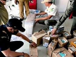 Satpol PP Bongkar Bisnis Rokok Ilegal Bermodus Ikan Teri di Sumenep