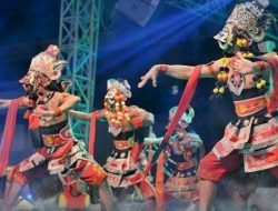 Topeng Dalang jadi Sarana Sosialisasi Bahaya Rokok Ilegal oleh Satpol PP Sumenep