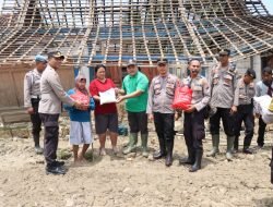 Polres Bojonegoro Salurkan Bantuan Ratusa Paket Sembako ke Korban Banjir di Desa Bobol