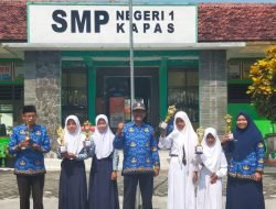 Kepala SMPN 1 Kapas berikan penghargaan kepada guru dan siswa membuat puisi PAHLAWANKU