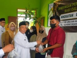 Kakankemenag Tuban Bagikan 1000 Bibit Mangga Grafiti Merah kepada Calon Pengantin secara Simbolis