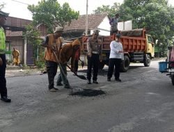 Cegah Laka Lantas, Satlantas Polres Bojonegoro Bersama Dinas PU Bina Marga Lakukan Perbaikan Jalan Nasional
