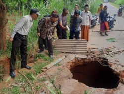 Di Hari Pahlawan, Warga Sumenep Dihebohkan Jalan Ambles Berbentuk Kubangan Seperti Gua