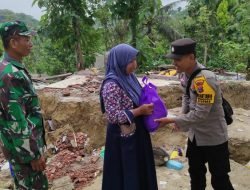 Petugas Gabungan Bersama Warga Gelar Kerja Bakti Perbaiki Rumah Akibat Tanah Longsor di Kedewan