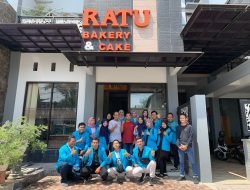 Mahasiswa STIEKIA Bojonegoro Kelas B Semester 5 Kunjungi Roti Ratu Bakery
