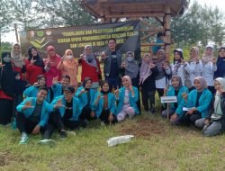 Puluhan Mahasiswa STIE laksanakan Tanam Pohon di bantaran Bengawan solo