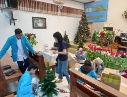 Jelang Natal, Mahasiswa STIEKIA Bojonegoro Bantu Pasang Pernak-pernik di Gereja GPPS