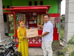 Lutfi Firmansyah Serahkan Bantuan Gerobak untuk Para Pelaku UMKM di kecamatan Soko
