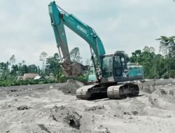 Alat Berat Dikerahkan Bersihkan Material Abu Vulkanik Gunung Semeru