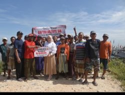 Tri Astuti Salurkan Bantuan Kepada Nelayan kec Palang