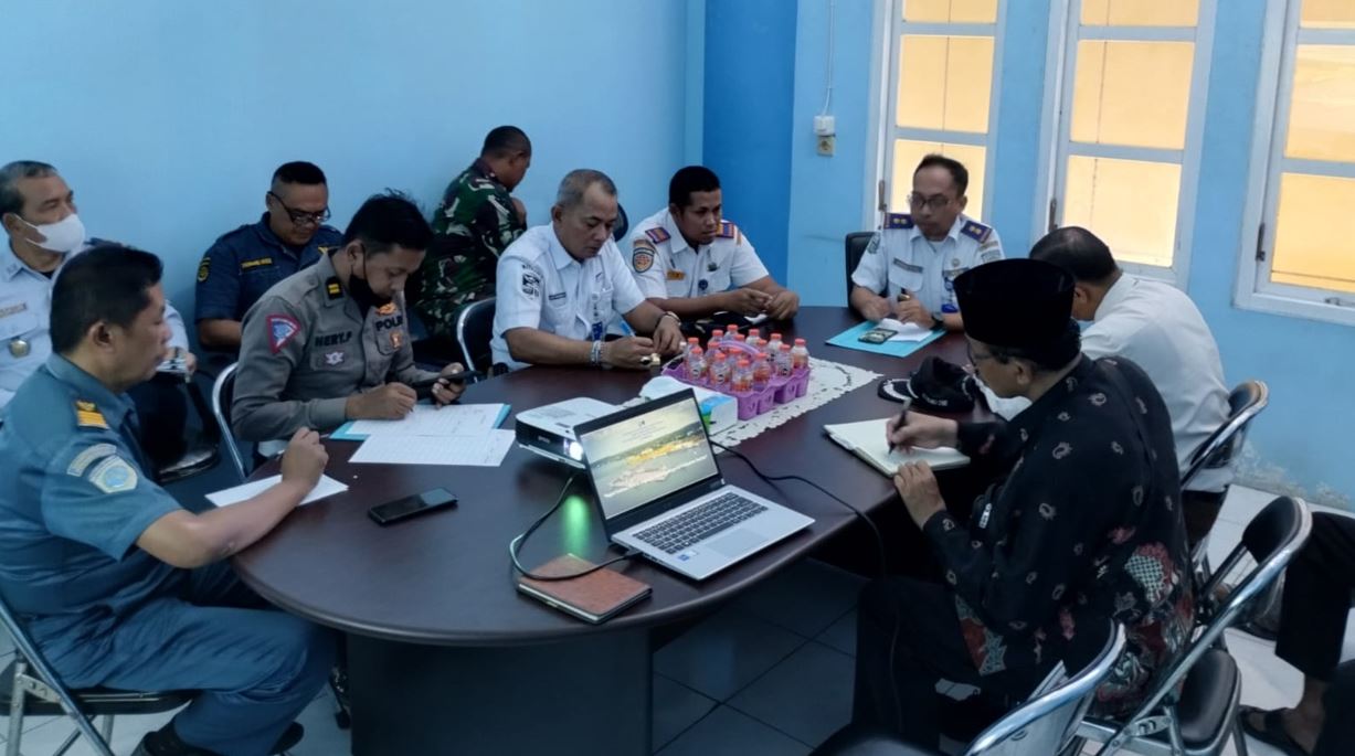Lamongan- Polemik yang terjadi di ASDP Paciran Lamongan masih belum menemukan titik terang, hari ini adanya undangan adenda Evaluasi Kinerja Angkutan Penyeberangan di Pelabuhan Paciran dihadiri oleh banyak pihak diantaranya, BPTD Wilayah XI Jawa Timur, PT ASDP Indonesia Ferry Surabaya, Dinas Perhubungan, Perwakilan Exspedisi, Perwakilan Polsek Paciran, Perwakilan Koramil Paciran, Kepala Desa Tunggul dan Perwakilan Karang Taruna Desa Tunggul.