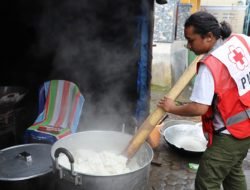 Dapur Umum Sediakan 600 Porsi Makanan untuk Pengungsi Gunung Semeru
