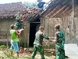 Pasca Bencana Angin Kencang, Babinsa Posramil Sekar Bojonegoro bantu Perbaiki Rumah Warga
