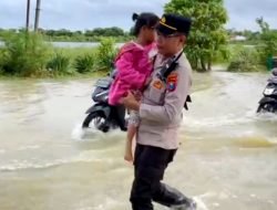 Momen Anggota Polres Sumenep Gendong Anak-anak Terobos Banjir