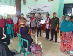 DUKUNG PROGRAM PENGHAPUSAN KEMISKINAN EKSTREM, PHE TEJ SERAHKAN BANTUAN BEDAH RUMAH DAN PEMBANGUNAN JAMBAN SEHAT DI DESA BULUREJO KECAMATAN RENGEL