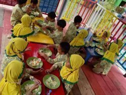 Pembentukan Karakter Disiplin Pada Anak Melalui Kegiatan Antri Ambil Makan Siang Sesuai Dengan Absen