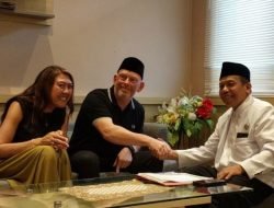 Bule Menjadi Muallaf, Dituntun Langsung oleh Kakankemenag Tuban