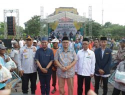 Bagikan Seribu Takjil dan Santuni Anak Yatim, Karang Taruna Probolinggo Salurkan Zakat Fitrah Untuk Ratusan Abang Becak