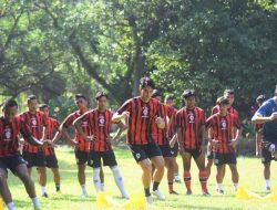 Arema FC Geber Latihan Fisik di Kebun Raya