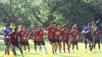 Arema FC Geber Latihan Fisik di Kebun Raya