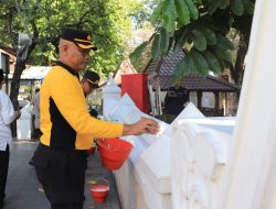 Sambut Hari Bhayangkara ke-77, Polres Tuban Bersih-bersih Makam Wali