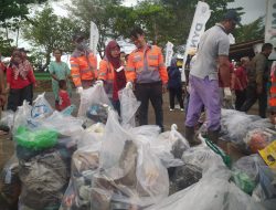 Pantai Teluk Penyu Dibersihkan 850 kg Sampah Terkumpul