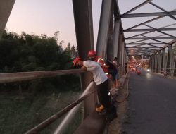 Petugas Damkar Pos Rengel Gerak Cepat Padamkan Kobaran Api di bawah Jembatan Glendeng