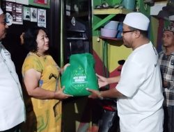 Sambangi Warga Pesisir Kenjeran, Tim Filantropi NBI Kembali Bagikan Ratusan Paket Sembako
