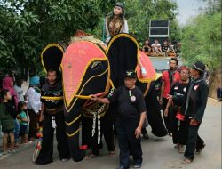 Kesenian Gajah-Gajahan Dan Wayangan Semalam Suntuk Meriahkan Gebyar Seni SDN 2 Kupuk