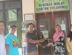 Kepala BKPSDM Bersama Camat Soko serahkan Daging kurban