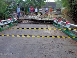 Jembatan penghubung Di Dusun Pipil Desa Bakalan kecamatan Tambakrejo ambles dan Putus ,Kapolsek Tambakrejo Pasang Garis Polisi
