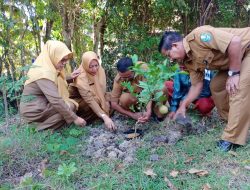 Hari Pertama MPLS, SMAN 1 Kedungadem laksanakan Tanam Pohon dan Pemberian Santunan