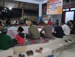 Pemuda Bershalawat di Balai Desa Gelaman