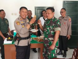 Kapolsek Ngambon Beri Kejutan Danramil Ngambon Di Momentum HUT TNI Ke 78