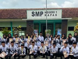 Momentum Hari Guru Nasional Tahun 2023 , Kepsek SMPN 1 Kapas Serahkan Piagam Penghargaan Guru dan Karyawan Berprestasi