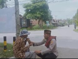 Berbagi Kebahagiaan di Hari Jum’at, Kapolsek Ngambon Berikan Makanan Kepada ODGJ