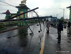 Angin Kencang Porak-Porandakan Puluhan Rumah dan Tumbangkan Tiang Listrik di Sumenep