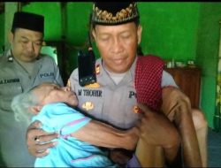 Jum’at Berkah, Kapolsek Bantu Lansia evakuasi di luar Rumah