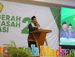 Kakanwil Kemenag Jatim Dampingi Direktur KSKK Berikan Penghargaan AMI Kabupaten Tuban