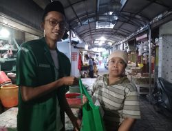 Gandeng Yayasan Makam Raden Santri, Filantropi NBI Bagikan Ratusan Paket Sembako di Gresik