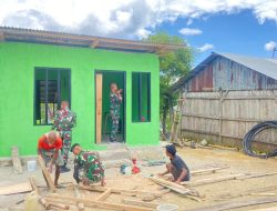 Peringati HUT Ke-59 Yonif 742/SWY, Satgas Pamtas RI-RDTL Pos Nananoe Renovasi Rumah Warga