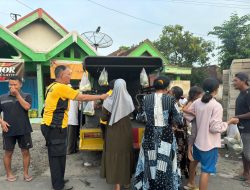 POLISI KEDUNGADEM BERBAGI SAYURAN DAN LAUK GRATIS SAAT PATROLI