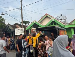 MOBIL PATROLI POLISI BAGIKAN SAYURAN GRATIS DISERANG EMAK-EMAK