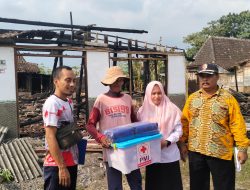 PMI kabupaten Bojonegoro Serahkan Bantuan Famili Kit ke penyitas Kebakaran