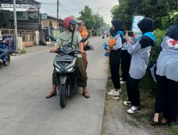 Pengurus OSIS dan PMR SMPN 1 Kapas Bagikan Takjil