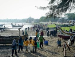 Peringati HPSN Tahun 2024, Pemkab Tuban Gandeng Kelompok Peduli Sampah Bersihkan Pantai Boom