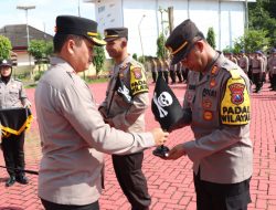 Kapolres Sumenep Beri Bendera Hitam Bergambar Tengkorak Kepada Kapolsek