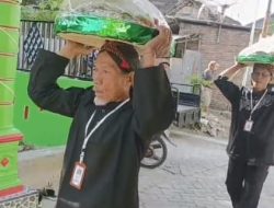 Prosesi Sedekah Bumi masyarakat gang Makam Sedeng Kirap 7 Tumpeng