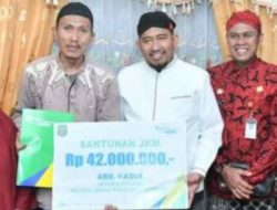 Peduli Pekerja Rentan, Bupati Achmad Fauzi Serahkan Bantuan JKM BPJS kepada Ahli Waris