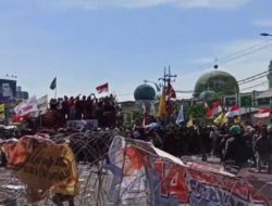 Demo Kawal Putusan MK di Depan DPRD Jatim Ricuh